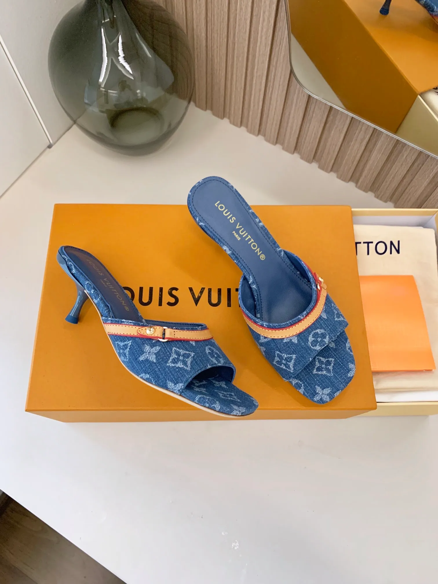 👟👟Ex-factory price 440👟👟 Women's shoes, women's clothing, women's shoes, women's clothing LV ss24 new arrival～Spring and summer single cat-heeled slippers. The brown leather with tannin color is so brilliant! The perfect kitten heel, which is just right, is high-end, classic, sexy and comfortable, and it has full marks for summer shoes 💯 It is a must-have item to match! Material: Denim➕Cow leather Lining: Full sheepskin for foot pads Outsole: Genuine leather outsole Shoe size: 34-40